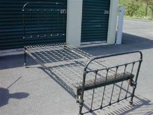 antique_iron_bed.jpg